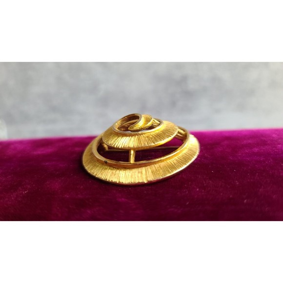 Vintage Gold Tone Spiral Brooch - Picture 6 of 10